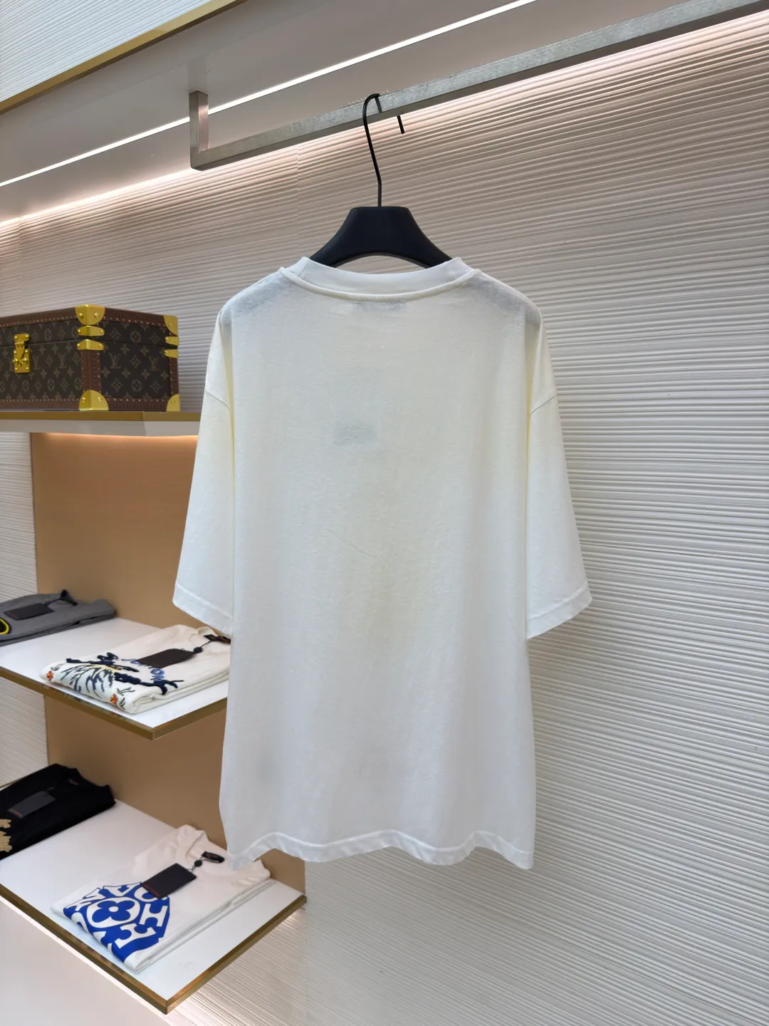 Acne Studios 1966 mud-dyed washed distressed short-sleeve ●Original version: 2800 purchased and developed ●Item number: 1682348-X95 ●Fabric: cloud velvet ski-like cotton fabric ●Technology: glue printing ●Color: white ●Version: fitted version ●Weight: about 225 grams ●Size: S-M-L-XL ●Description: Made of ultra-soft pure cotton fabric, garment-dyed, washed and distressed, the chest part has a dirty feel, and the lower part shows a gradient effect. The neckline is slightly frayed to better fit the overall tone. The overall line is straight and delicate, the fabric is comfortable and soft, and the color is consistent without color difference. It can be matched with the same style to create a fashionable look and control various occasions. Customized accessories, complete with three standards, the same style for men and women!